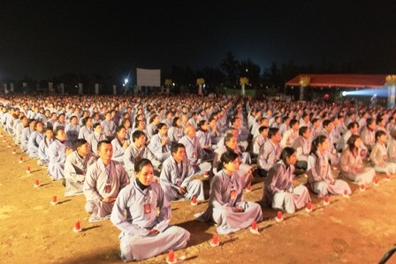 Hàng ngàn tăng ni, phật tử về dự đêm lễ hoa đăng vía Phật A Di Đà