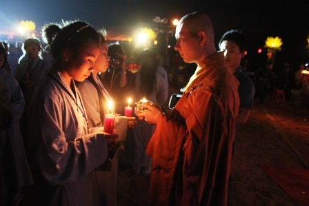 Đại đức Thích Tâm Thành - Trị sự Chùa Phúc Lạc truyền đăng cho các phật tử