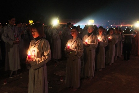Các phật tử truyền đăng cho nhau trong đêm lễ