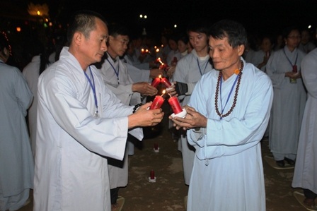 Các phật tử truyền đăng cho nhau trong đêm lễ