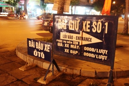 Bãi giữ xe tăng giá đêm cuối năm khiến nhiều người dân bức xúc.