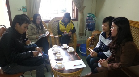 Hà Thị Hoàng Oanh (đội mũ, giữa) cùng nhóm bạn của mình (Ảnh: Doãn Hòa)