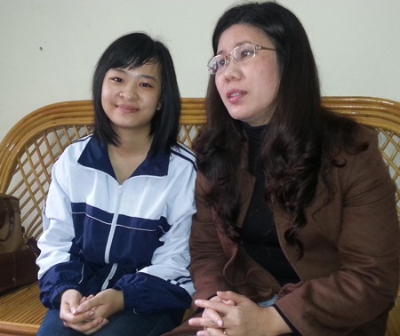 Hà Thị Hoàng Oanh (đội mũ, giữa) cùng nhóm bạn của mình (Ảnh: Doãn Hòa)