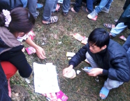  Cò bịt khẩu trang (bên trái) đặt tiền nhử các con mồi vào chơi