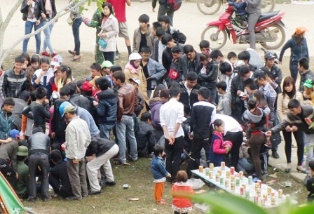 Các sới bạc mở công khai tại lễ hội Đền vua Mai năm 2013