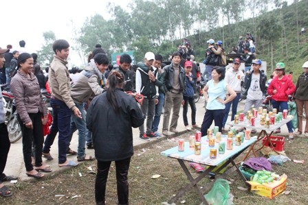 Trò chơi ném vòng trúng thưởng thu hút thanh niên