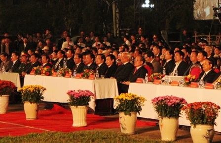 Các đại biểu tham dự kỷ niệm 1300 năm khởi nghĩa Hoan Châu và khai mạc lễ hội Đền vua Mai năm 2013