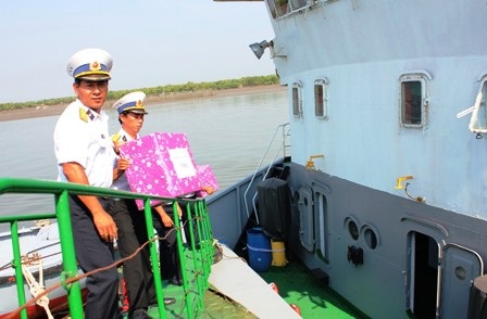 Vận chuyển quà Tết của đất liền ra nhà giàn DK1