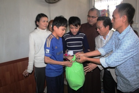 Đoàn tăng ni, phật tử tặng quà Tết đến gia đình chị Trần Thị Thu, khối 14, phường Cửa Nam (TP Vinh)