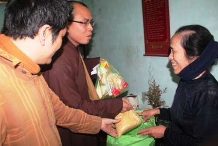 Niềm vui của các gia đình nhận quà Tết từ các tăng ni, phật tử