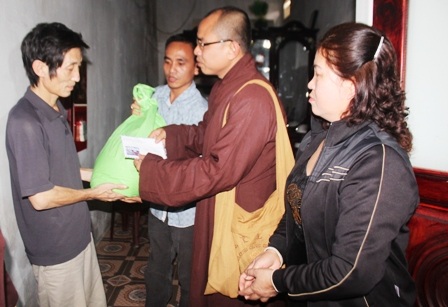 50 suất quà Tết được trao cho các gia đình khó khăn
