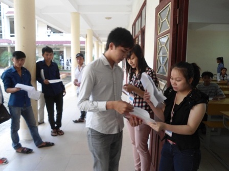 Thí sinh dự thi ĐH năm 2012 tại Trường ĐH Vinh. (Ảnh: Nguyễn Duy)