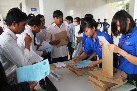 Thí sinh dự thi ĐH năm 2012 tại Trường ĐH Vinh. (Ảnh: Nguyễn Duy)