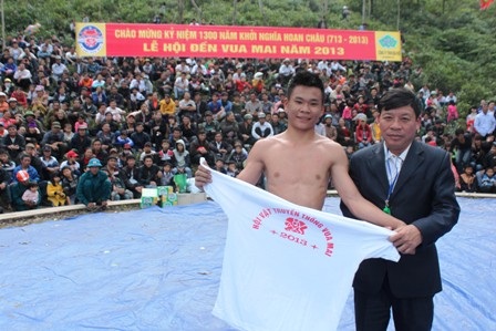 BTC trao giải cho đô vật Nguyễn Hữu Tuân (SN 1995, xã Nam Anh, Nam Đàn)