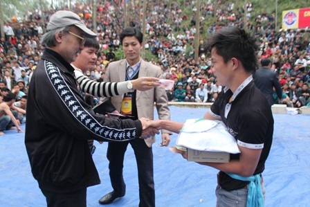 Khán giả thưởng nóng các đô vật trẻ giành chiến thắng liên tiếp 3 trận đấu