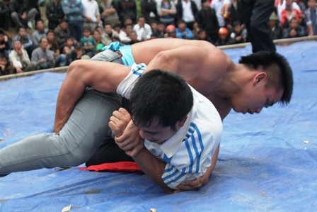 Các đô vật cống hiến cho người xem những pha vật đẹp mắt trong sới vật