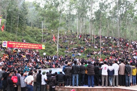 Hàng ngàn người xem hội vật truyền thống tại Lễ hội vua Mai