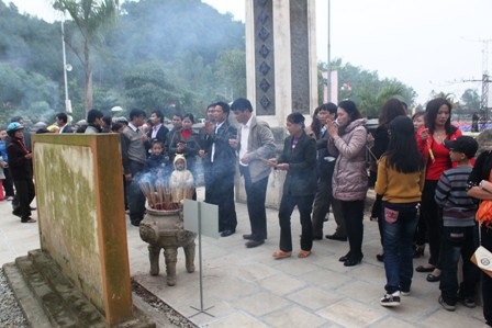 Hàng vạn người về dự lễ hội đền Vua Mai năm 2013