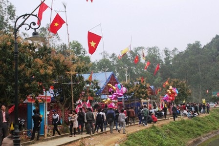 Hàng vạn người về dự lễ hội đền Vua Mai năm 2013