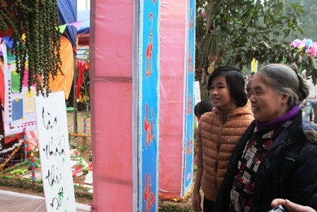 Hai bà cháu thích thú khi ngắm các hội trại thanh niên