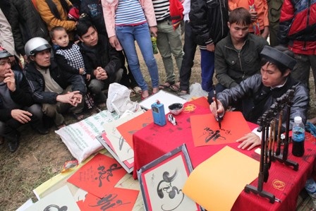 Các ông đồ trẻ cho chữ đầu Xuân