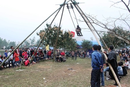 Trò đu tiên hấp dẫn thu hút các nam thanh, nữ tú tham gia