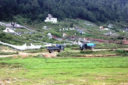 Các xe tải chở đất thi nhau vào tận thu đất tại Rú Rậm