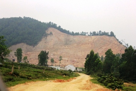 Xã “làm ngơ” cho doanh nghiệp khai thác đất rừng trái phép
