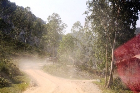 Con đường dẫn vào Rú Rậm ô nhiễm môi trường và bị xe tải băm nát