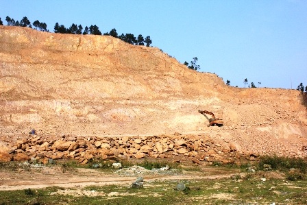 Máy múc hoạt động tại Rú Rậm