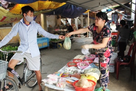 Chị Nguyễn Thị Tùng lo lắng khi chợ bị xóa sẽ không có địa điểm mới để buôn bán tiếp