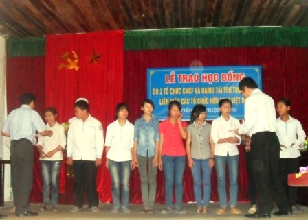 Lễ trao học bổng tới học sinh nghèo.