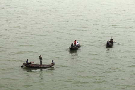 Đến 16h, đội thợ lặn vẫn đang tích cực tìm kiếm nạn nhân