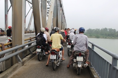 Người tham gia giao thông hiếu kỳ đứng xem vụ việc