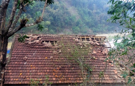 Nhiều nhà chỉ còn trơ xà và cột, rui hoành...