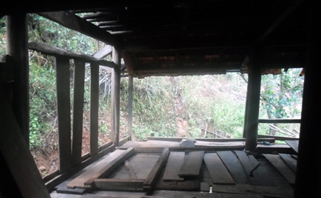 Một căn nhà sàn khá chắc chắn nhưng cũng bị gió giật tung các tấm gỗ được đóng khung.