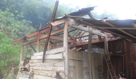 Nhiều nhà chỉ còn trơ xà và cột, rui hoành...