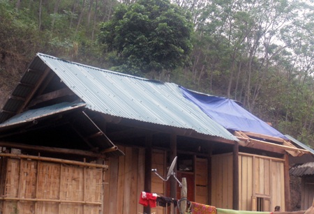  Nhiều ngôi nhà được căng những chiếc bạt tạm.