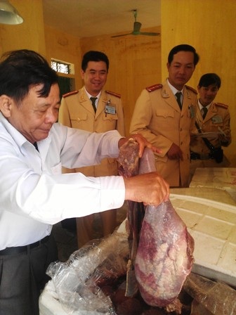 Bắt xe khách biển Lào chở gần 1 tấn nội tạng thối - 1 Bắt xe khách biển Lào chở gần 1 tấn nội tạng thối