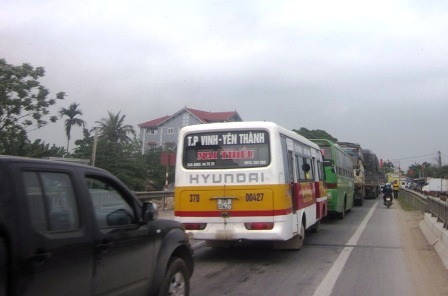 Quốc lộ ùn tắc kéo dài vì… chờ thợ sửa đường