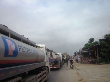 Hàng dài xe tải nối đuôi nhau