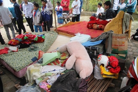 Công an vào cuộc vụ đồ vật trong nhà liên tiếp tự cháy - 2 Gia đình ông Thanh sơ tán những đồ đạc dễ cháy ra ngoài sân.