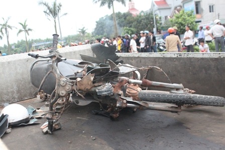 Chiếc xe máy của hai nạn nhân cũng bị đâm nát