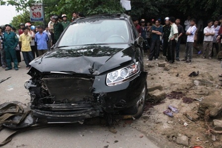 Chiếc ô tô hư hỏng nặng sau vụ tai nạn