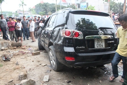 Sau khi đâm xe máy, chiếc ô tô cày nát vỉa hè.