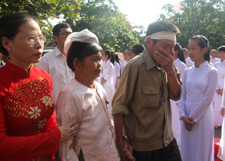 Xúc động lễ truy tặng Huân chương cho học sinh cứu 5 em nhỏ