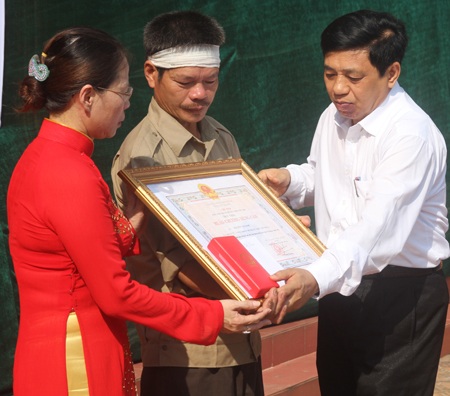 Xúc động lễ truy tặng Huân chương cho học sinh cứu 5 em nhỏ