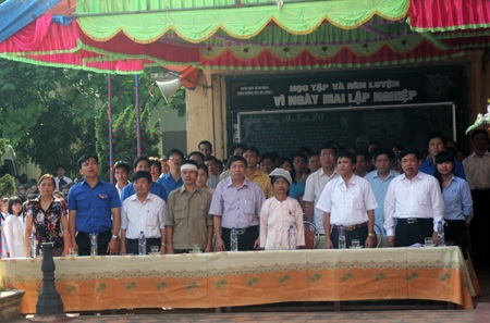 Xúc động lễ truy tặng Huân chương cho học sinh cứu 5 em nhỏ