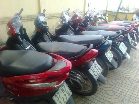 Triệt phá ổ bạc có vũ khí “nóng” giữa làng quê - 2 Các xe máy tang vật trong vụ đánh bạc