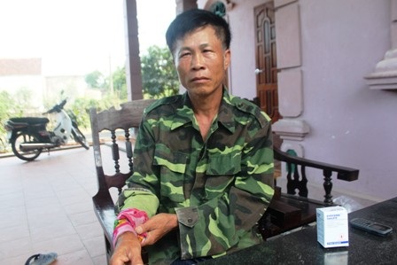 Ông Liên đang phải uống thuốc điều trị phơi nhiễm HIV